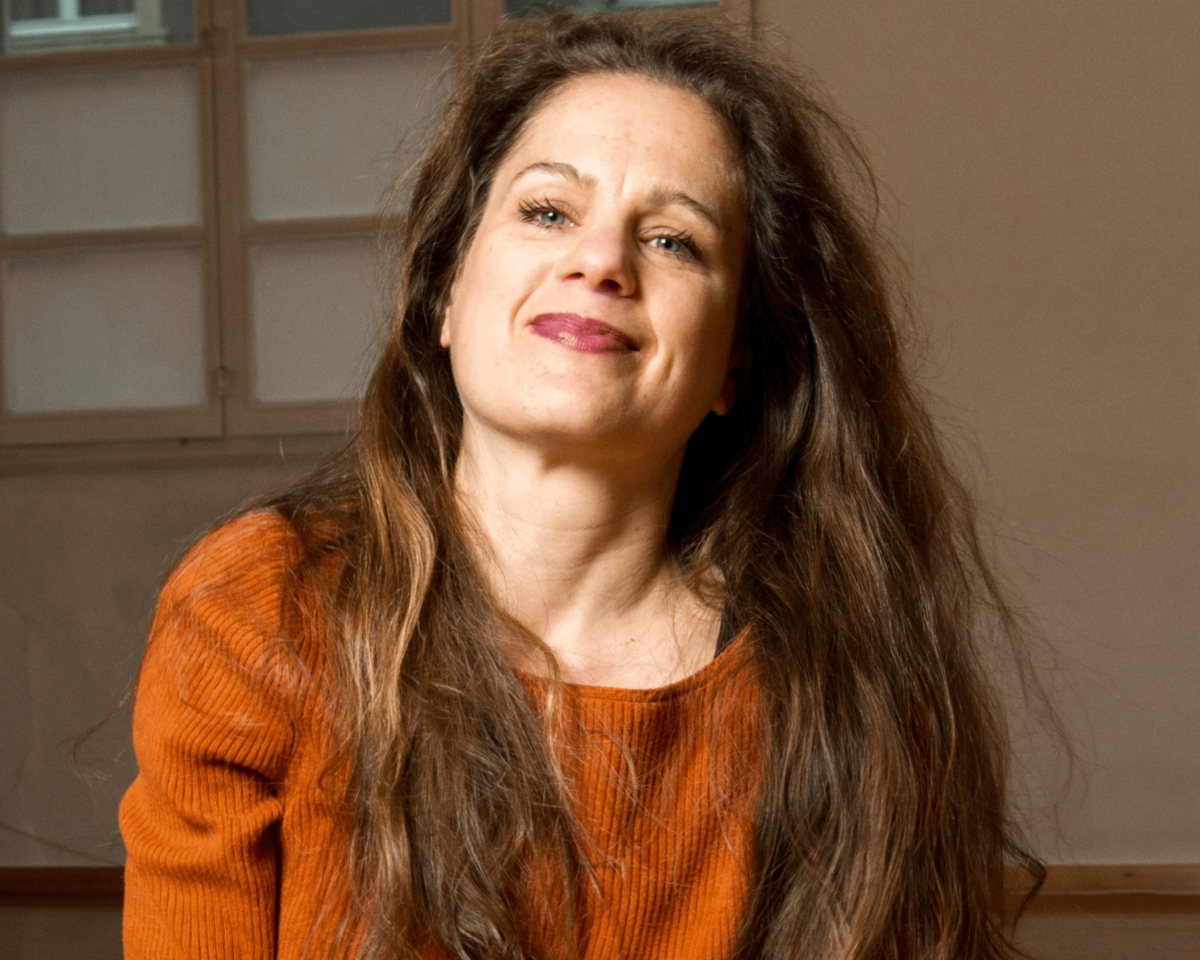 stefanie-nevo-portraet-sitzend Porträt von Stefanie Nevo, Körperzentrierte Psychologische Beraterin.